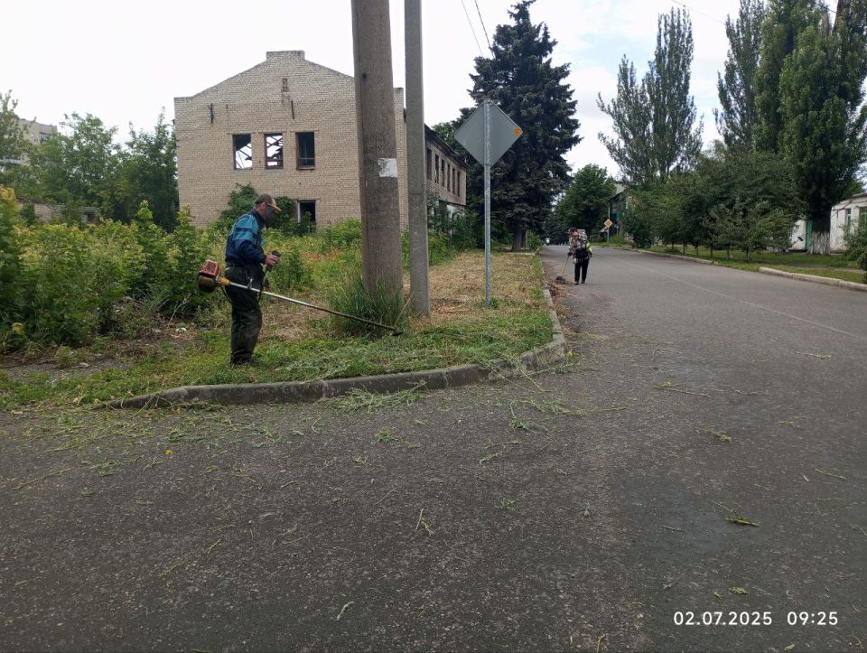 На территории городского округа Дебальцево продолжаются работы по покосу сорных и карантинных трав согласно графику На территории городского округа Дебальцево продолжаются работы по покосу сорных и карантинных трав согласно графику