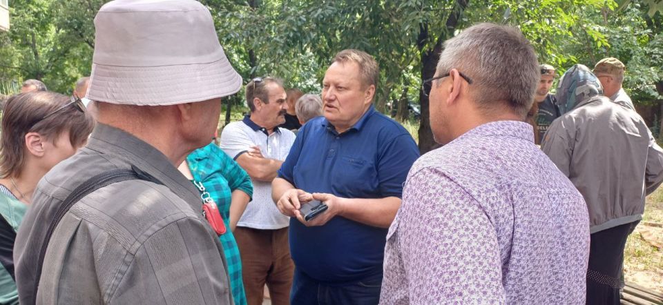 Валентин Левченко: 14 семей проживает сегодня в семи многоквартирных домах по улице Привокзальной поселка станции Донецк - Северный, который с недавнего времени вошёл в зону ответственности Киевского района Валентин Левченко: 14 семей проживает сегодня в семи многоквартирных домах по улице Привокзальной поселка станции Донецк - Северный, который с недавнего времени вошёл в зону ответственности Киевского района
