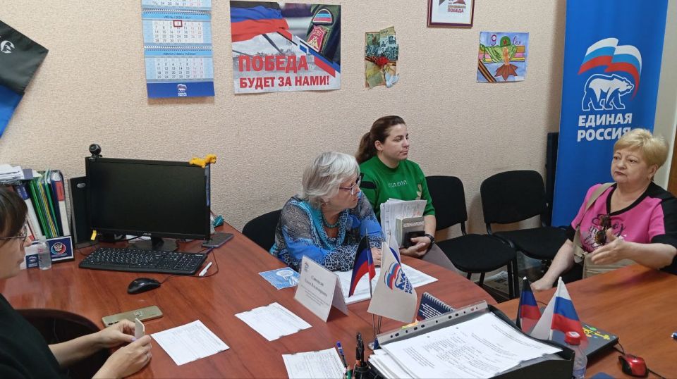 Василий Ткачук: Сегодня, 3 июля, провела приём граждан в общественной приёмной Всероссийской политической партии «Единая Россия» Калининского внутригородского района города Донецка Василий Ткачук: Сегодня, 3 июля, провела приём граждан в общественной приёмной Всероссийской политической партии «Единая Россия» Калининского внутригородского района города Донецка