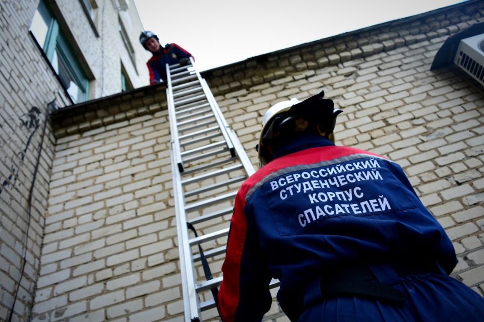 Добровольцы Донецкого РО ВСКС устраняют последствия обстрела в Харцызске Добровольцы Донецкого РО ВСКС устраняют последствия обстрела в Харцызске