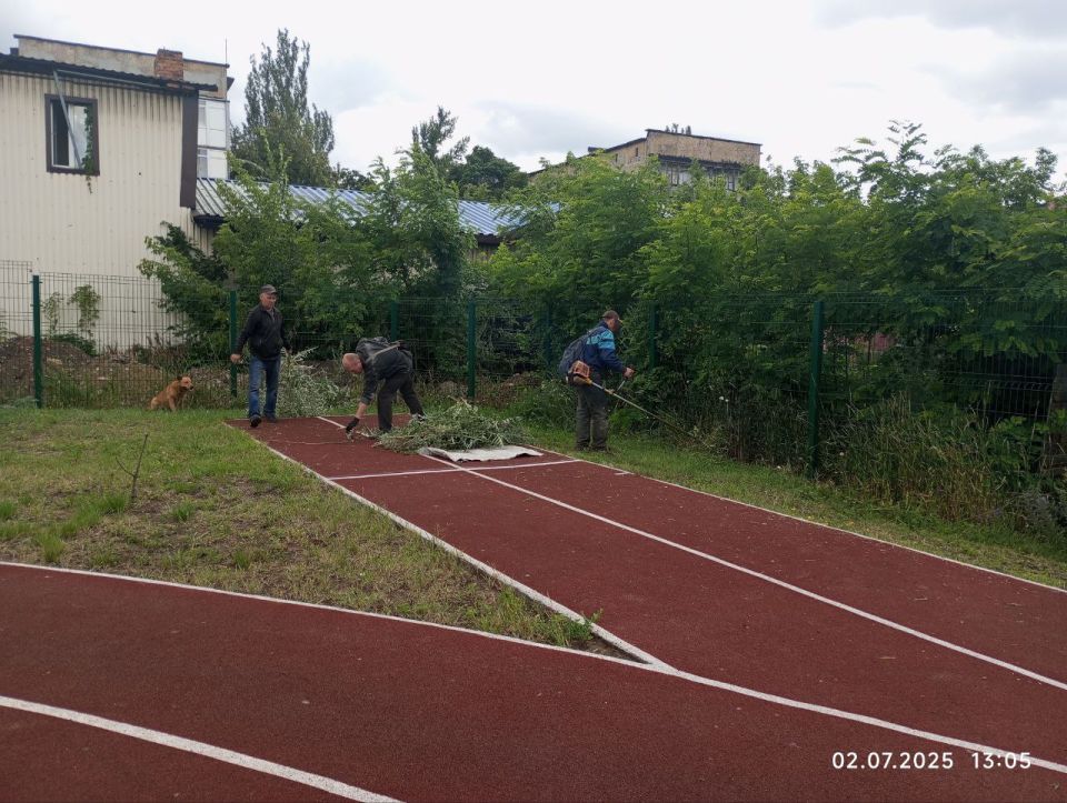На территории городского округа Дебальцево продолжаются работы по покосу сорных и карантинных трав согласно графику На территории городского округа Дебальцево продолжаются работы по покосу сорных и карантинных трав согласно графику
