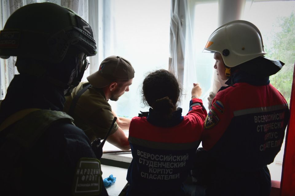 Добровольцы Донецкого РО ВСКС устраняют последствия обстрела в Харцызске Добровольцы Донецкого РО ВСКС устраняют последствия обстрела в Харцызске