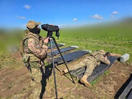 Снайперы ДНР: «Нас приняли в семью снайпинга России, это большая честь» Снайперы ДНР: «Нас приняли в семью снайпинга России, это большая честь»