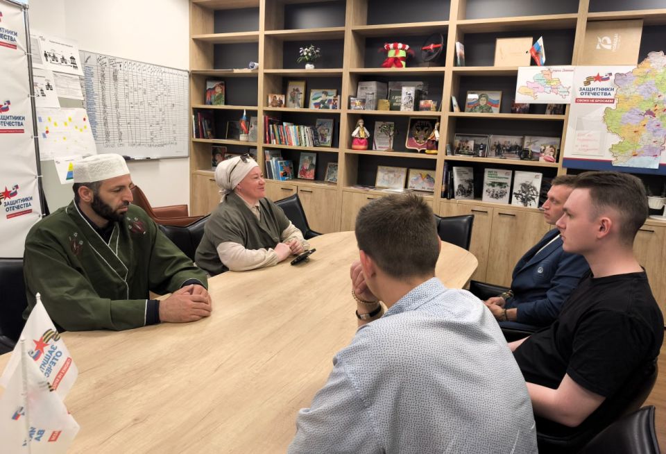 Председатель «Союза мусульманок», координатор отдела по работе с Вооруженными силами и правоохранительными органами ДУМ ДВ Султонова Махина ханум и военный имам 36-ой армии Восточного военного округа Хапизов Шахбан хазрат... Председатель «Союза мусульманок», координатор отдела по работе с Вооруженными силами и правоохранительными органами ДУМ ДВ Султонова Махина ханум и военный имам 36-ой армии Восточного военного округа Хапизов Шахбан хазрат...