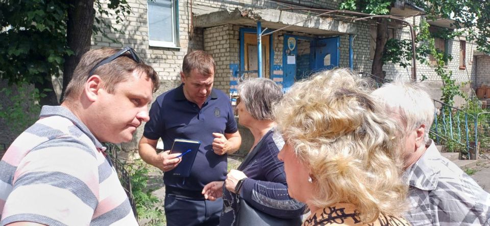 Валентин Левченко: 14 семей проживает сегодня в семи многоквартирных домах по улице Привокзальной поселка станции Донецк - Северный, который с недавнего времени вошёл в зону ответственности Киевского района Валентин Левченко: 14 семей проживает сегодня в семи многоквартирных домах по улице Привокзальной поселка станции Донецк - Северный, который с недавнего времени вошёл в зону ответственности Киевского района