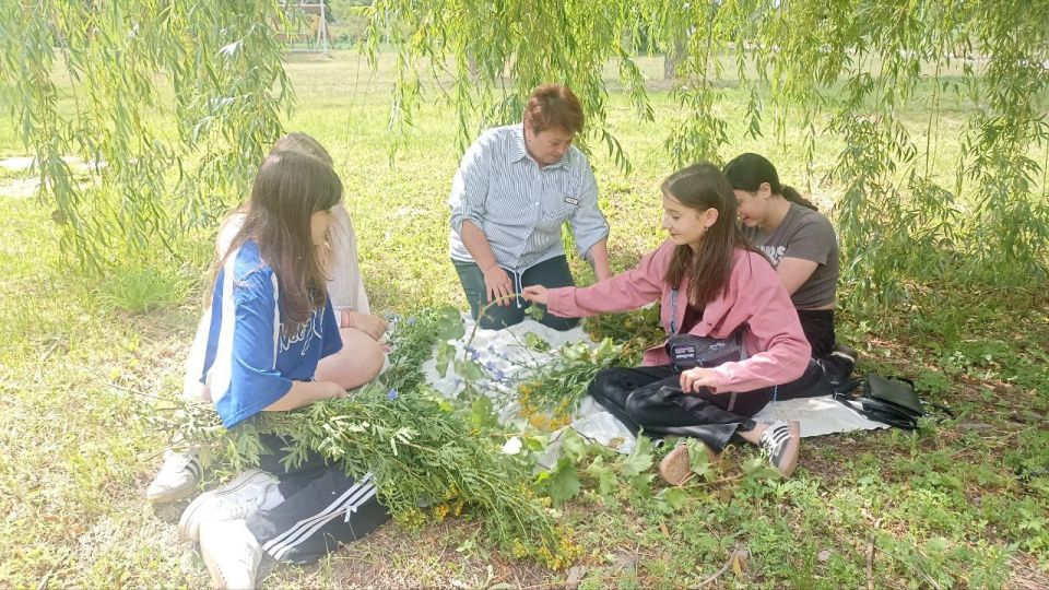 В МБУК "Златоустовский ЦНТ" состоялся увлекательный мастер-класс по плетению венков, приуроченный к одному из самых красивых и загадочных праздников славян — Ивана Купала В МБУК "Златоустовский ЦНТ" состоялся увлекательный мастер-класс по плетению венков, приуроченный к одному из самых красивых и загадочных праздников славян — Ивана Купала