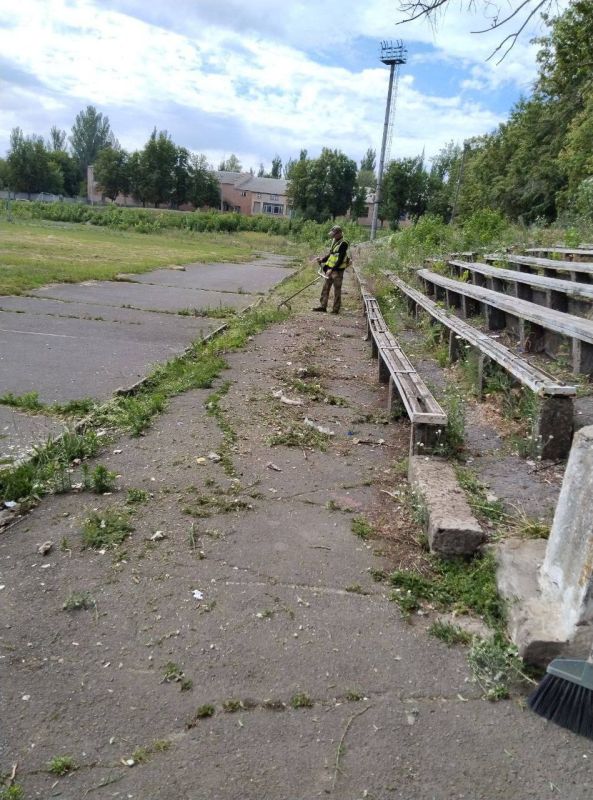 Денис Зубов: В городском округе Иловайск силами МУП БИОН производится уборка спортивного стадиона «Локомотив» ФГУП «ЖДН» Денис Зубов: В городском округе Иловайск силами МУП БИОН производится уборка спортивного стадиона «Локомотив» ФГУП «ЖДН»