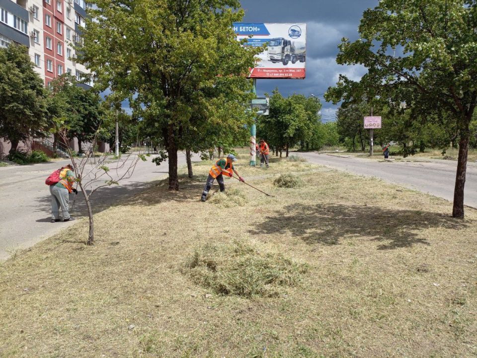 Сотрудники МУП "Зеленстрой" на регулярной основе осуществляют работы по благоустройству Ильичевского района Сотрудники МУП "Зеленстрой" на регулярной основе осуществляют работы по благоустройству Ильичевского района
