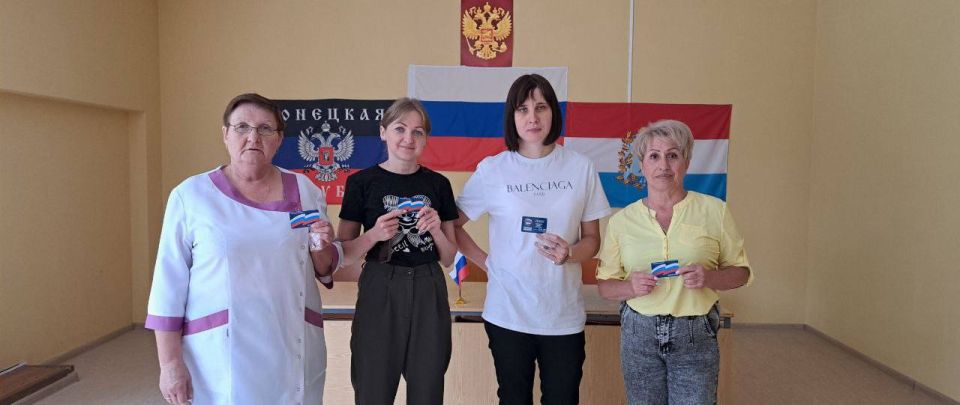 Вручение партбилетов. В Центре первичной медико-санитарной помощи г. Снежное, школе №2 и Территориальном центре социального обслуживания населения состоялись торжественные вручения партбилетов Вручение партбилетов. В Центре первичной медико-санитарной помощи г. Снежное, школе №2 и Территориальном центре социального обслуживания населения состоялись торжественные вручения партбилетов