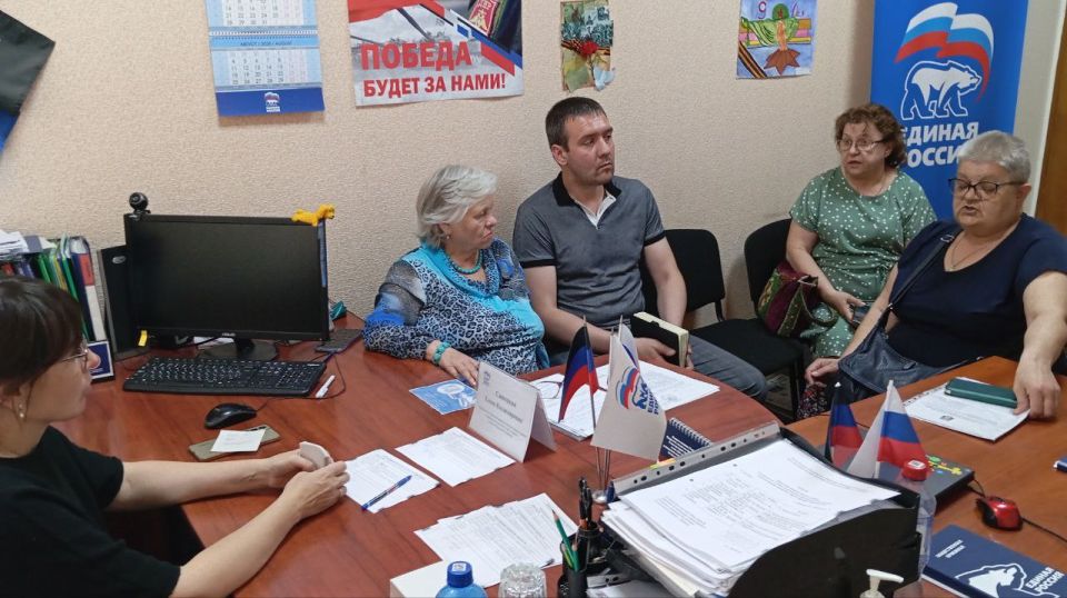 Василий Ткачук: Сегодня, 3 июля, провела приём граждан в общественной приёмной Всероссийской политической партии «Единая Россия» Калининского внутригородского района города Донецка Василий Ткачук: Сегодня, 3 июля, провела приём граждан в общественной приёмной Всероссийской политической партии «Единая Россия» Калининского внутригородского района города Донецка