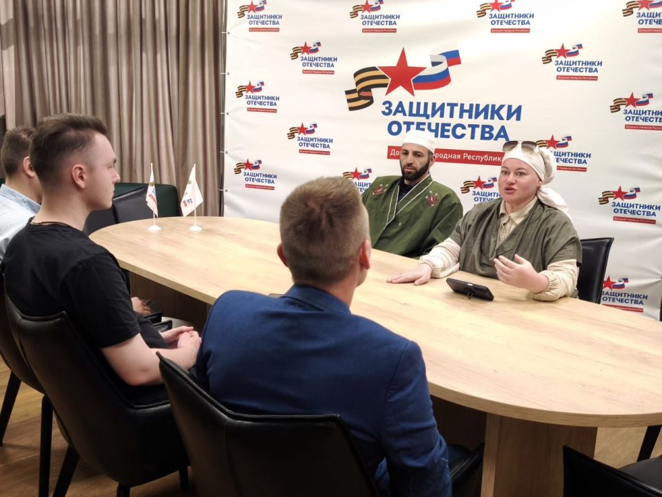 Председатель «Союза мусульманок», координатор отдела по работе с Вооруженными силами и правоохранительными органами ДУМ ДВ Султонова Махина ханум и военный имам 36-ой армии Восточного военного округа Хапизов Шахбан хазрат... Председатель «Союза мусульманок», координатор отдела по работе с Вооруженными силами и правоохранительными органами ДУМ ДВ Султонова Махина ханум и военный имам 36-ой армии Восточного военного округа Хапизов Шахбан хазрат...
