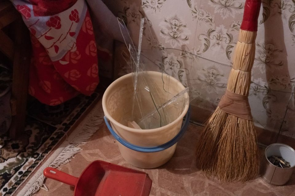 “Был сильный взрыв и все посыпалось”: в Харцызске повреждено остекление в 67 домах и больнице “Был сильный взрыв и все посыпалось”: в Харцызске повреждено остекление в 67 домах и больнице