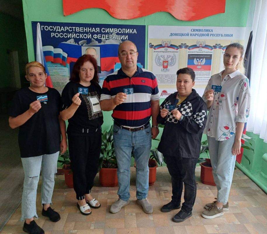 Вручение партбилетов. В Центре первичной медико-санитарной помощи г. Снежное, школе №2 и Территориальном центре социального обслуживания населения состоялись торжественные вручения партбилетов Вручение партбилетов. В Центре первичной медико-санитарной помощи г. Снежное, школе №2 и Территориальном центре социального обслуживания населения состоялись торжественные вручения партбилетов