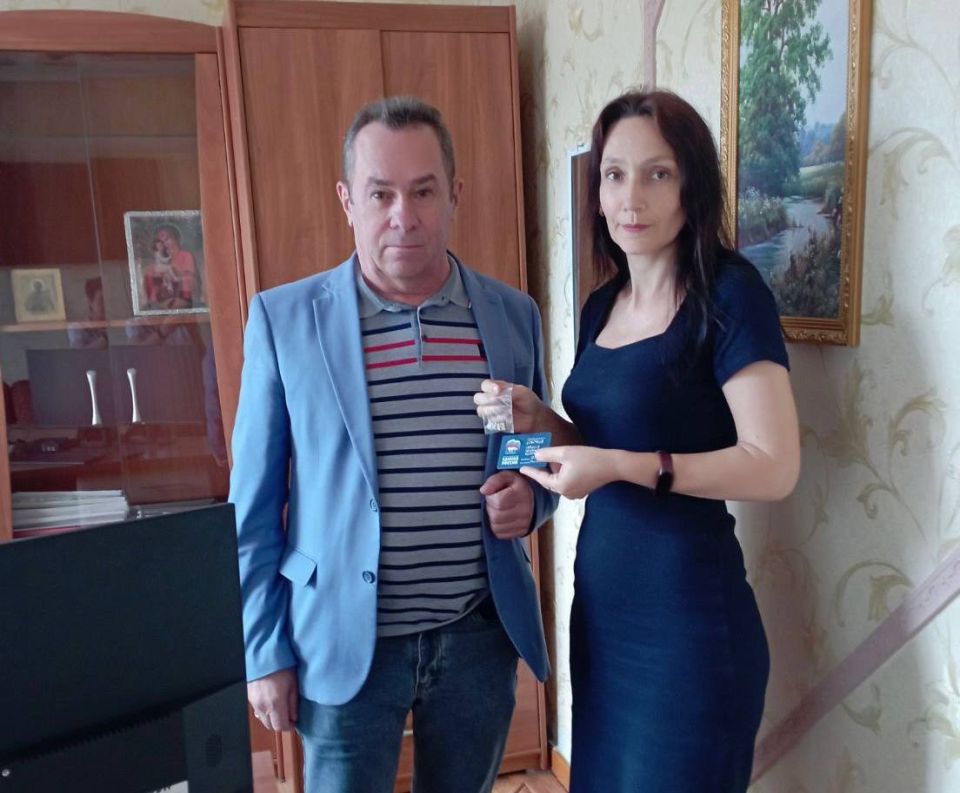 Вручение партбилетов. В Центре первичной медико-санитарной помощи г. Снежное, школе №2 и Территориальном центре социального обслуживания населения состоялись торжественные вручения партбилетов Вручение партбилетов. В Центре первичной медико-санитарной помощи г. Снежное, школе №2 и Территориальном центре социального обслуживания населения состоялись торжественные вручения партбилетов