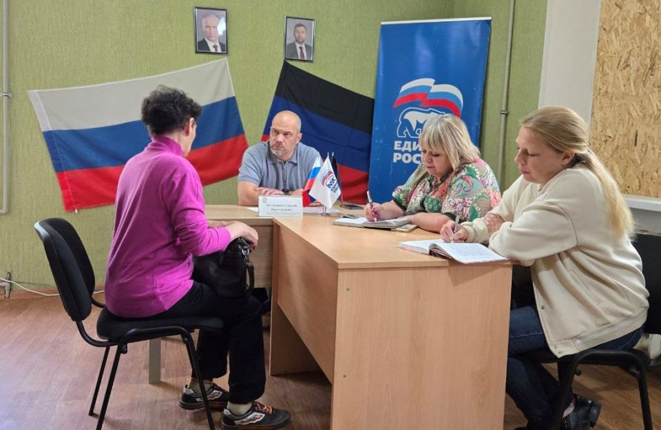 Сегодня, 3 июля, в общественной приемной Всероссийской политической партии «Единая Россия» в городе Светлодарск глава муниципального образования городского округа Дебальцево, секретарь МО Всероссийской политической партии ... Сегодня, 3 июля, в общественной приемной Всероссийской политической партии «Единая Россия» в городе Светлодарск глава муниципального образования городского округа Дебальцево, секретарь МО Всероссийской политической партии ...