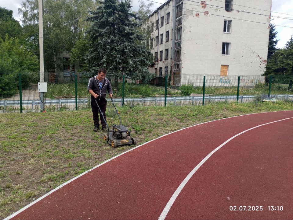 На территории городского округа Дебальцево продолжаются работы по покосу сорных и карантинных трав согласно графику На территории городского округа Дебальцево продолжаются работы по покосу сорных и карантинных трав согласно графику