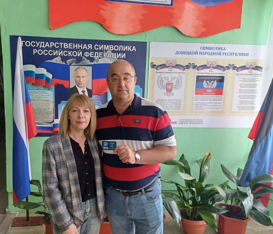 Вручение партбилетов. В Центре первичной медико-санитарной помощи г. Снежное, школе №2 и Территориальном центре социального обслуживания населения состоялись торжественные вручения партбилетов Вручение партбилетов. В Центре первичной медико-санитарной помощи г. Снежное, школе №2 и Территориальном центре социального обслуживания населения состоялись торжественные вручения партбилетов