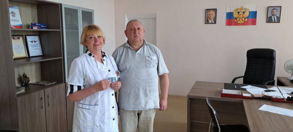 Вручение партбилетов. В Центре первичной медико-санитарной помощи г. Снежное, школе №2 и Территориальном центре социального обслуживания населения состоялись торжественные вручения партбилетов Вручение партбилетов. В Центре первичной медико-санитарной помощи г. Снежное, школе №2 и Территориальном центре социального обслуживания населения состоялись торжественные вручения партбилетов