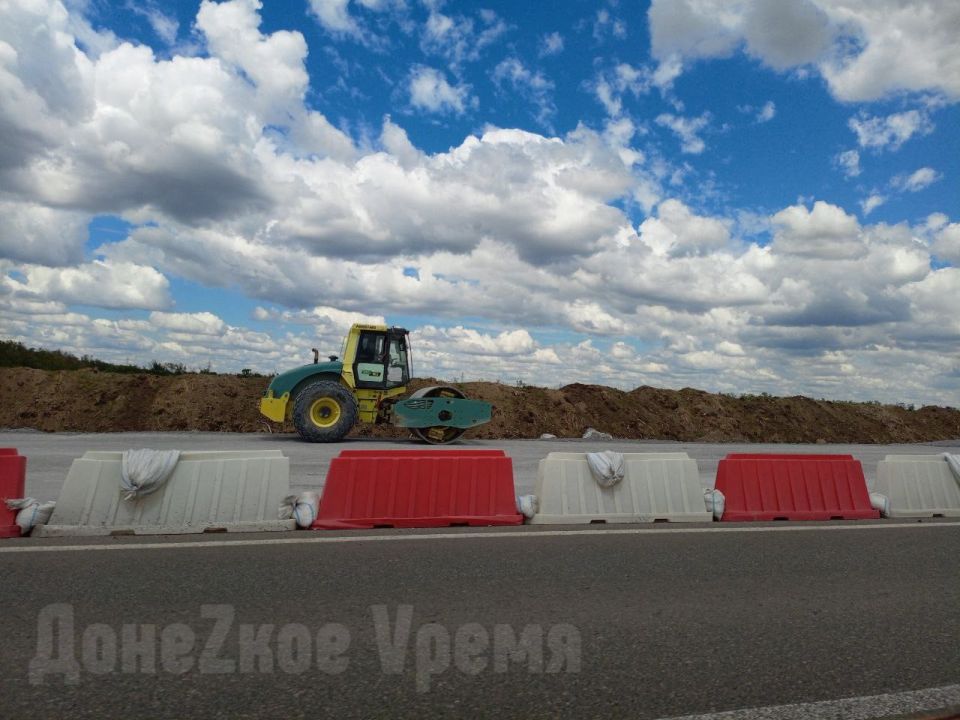 Дорожные работы под бескрайним небом: расширение участков трассы "Новороссия" продолжается Дорожные работы под бескрайним небом: расширение участков трассы "Новороссия" продолжается