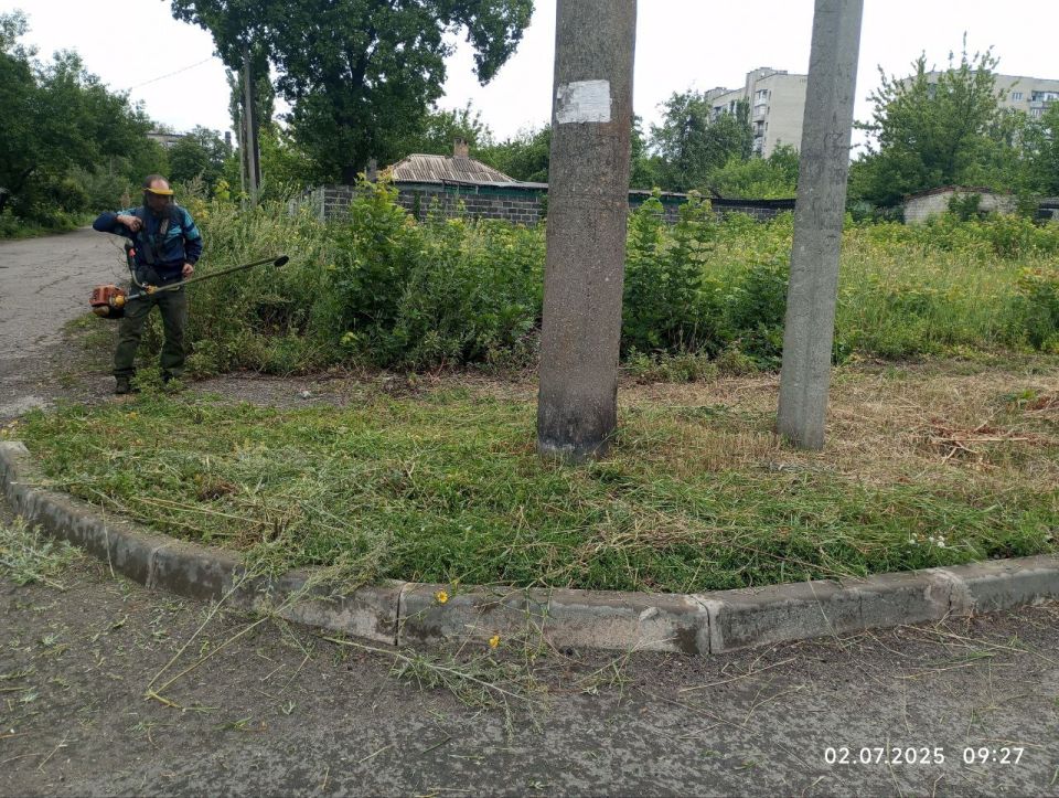 На территории городского округа Дебальцево продолжаются работы по покосу сорных и карантинных трав согласно графику На территории городского округа Дебальцево продолжаются работы по покосу сорных и карантинных трав согласно графику