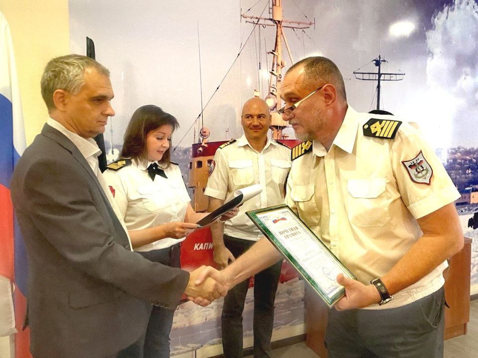 Александр Бондаренко: Поздравил коллектив Мариупольского морпорта с профессиональным праздником Александр Бондаренко: Поздравил коллектив Мариупольского морпорта с профессиональным праздником