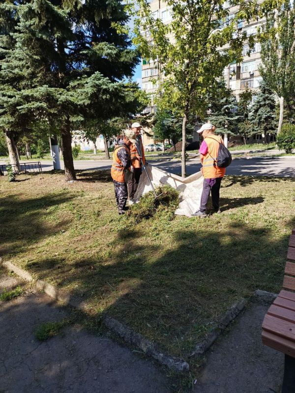 Коммунальщики Снежного продолжают благоустраивать территории общего пользования Коммунальщики Снежного продолжают благоустраивать территории общего пользования