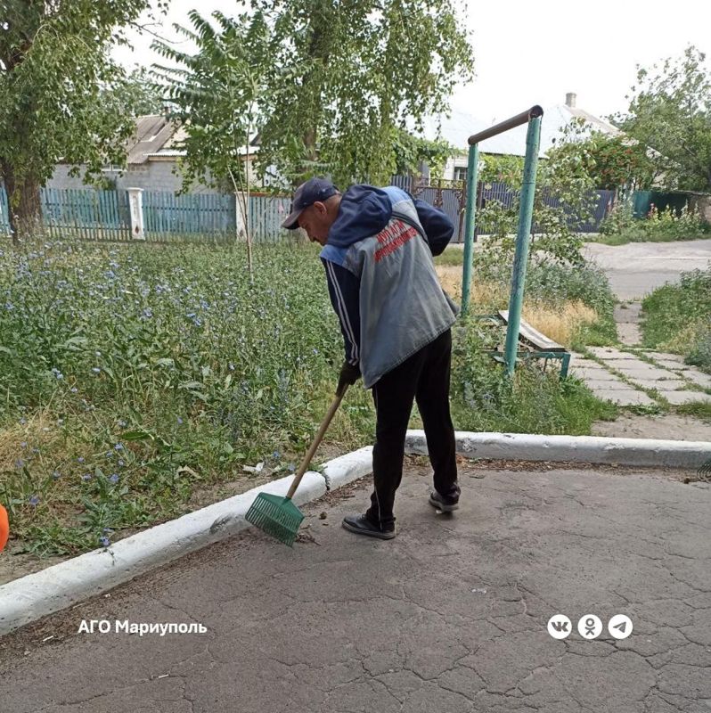 «Мариупольжилкомплекс» провел комплексную уборку дворов левобережья «Мариупольжилкомплекс» провел комплексную уборку дворов левобережья