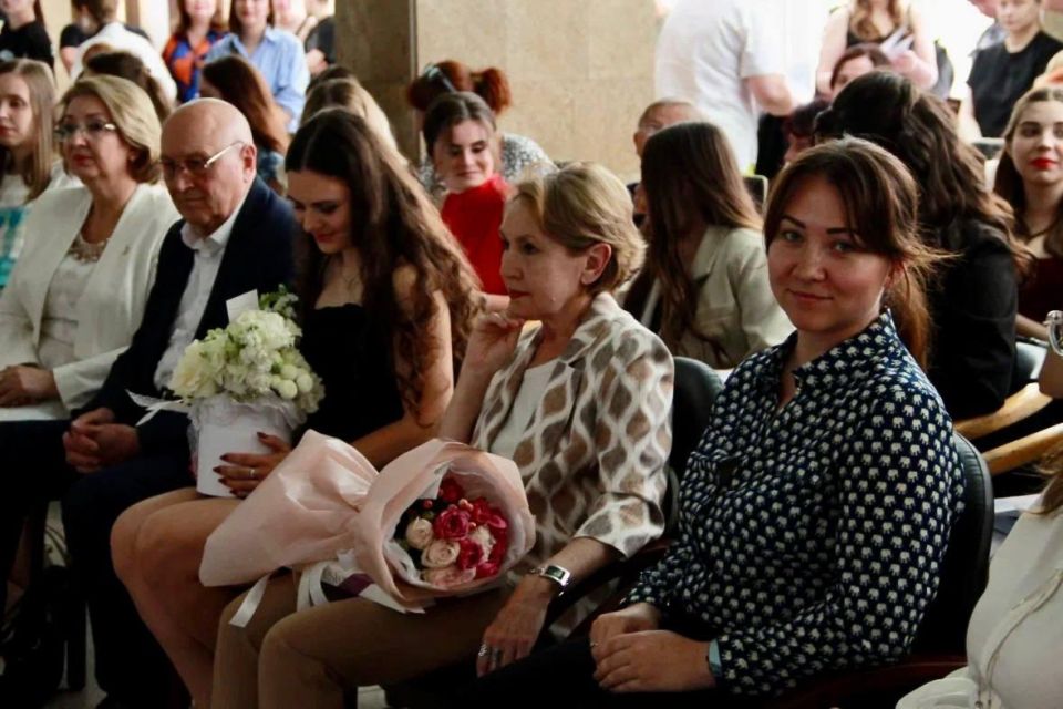 В Донецком государственном университете состоялось торжественное вручение дипломов на факультете иностранных языков В Донецком государственном университете состоялось торжественное вручение дипломов на факультете иностранных языков