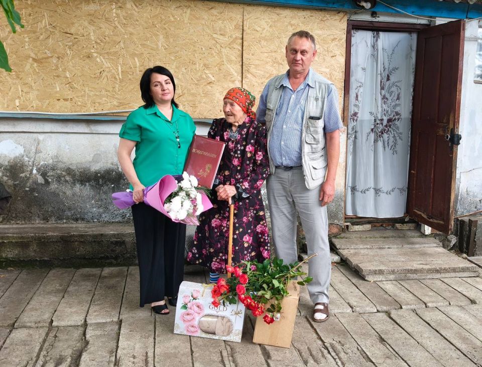 Сегодня жительница пгт Новотроицкое, Зинаида Дмитриевна Кутненко отпраздновала 90-летний юбилей! Сегодня жительница пгт Новотроицкое, Зинаида Дмитриевна Кутненко отпраздновала 90-летний юбилей!