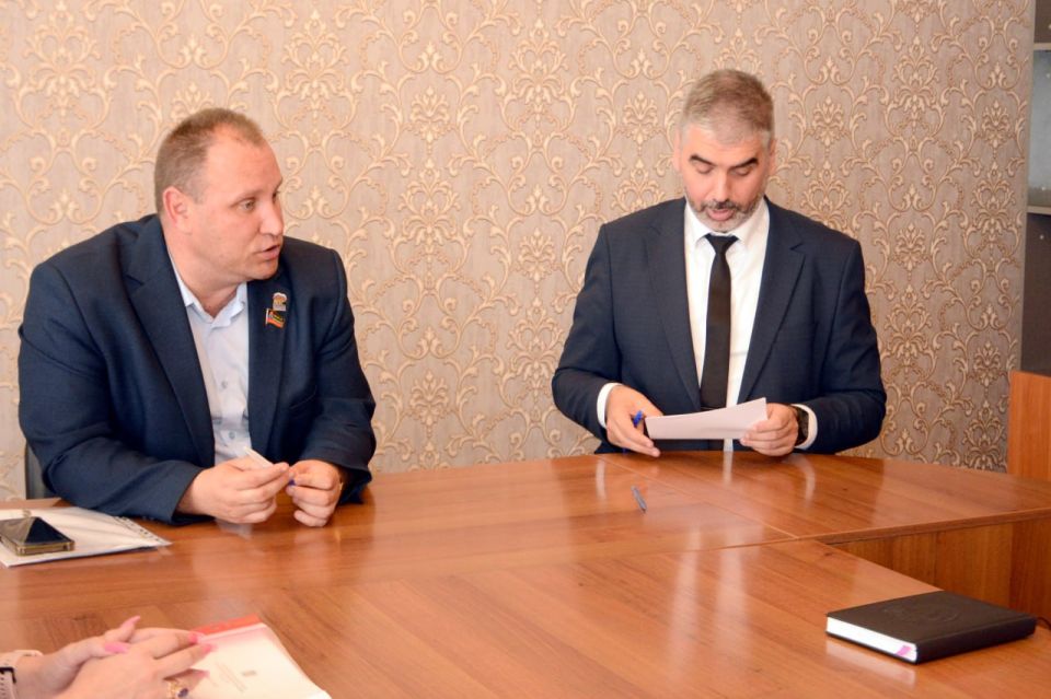 Алексей Дорофеев: Насыщенный день завершился важной и продуктивной встречей с трудовым коллективом Торезского городского совета Алексей Дорофеев: Насыщенный день завершился важной и продуктивной встречей с трудовым коллективом Торезского городского совета