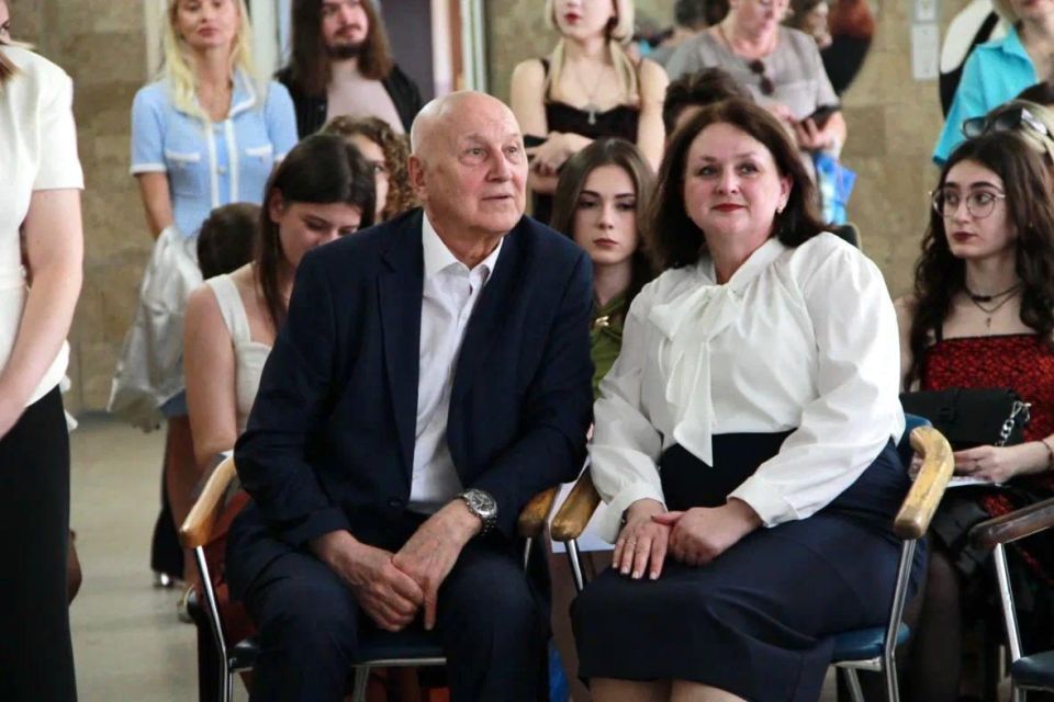 В Донецком государственном университете состоялось торжественное вручение дипломов на факультете иностранных языков В Донецком государственном университете состоялось торжественное вручение дипломов на факультете иностранных языков