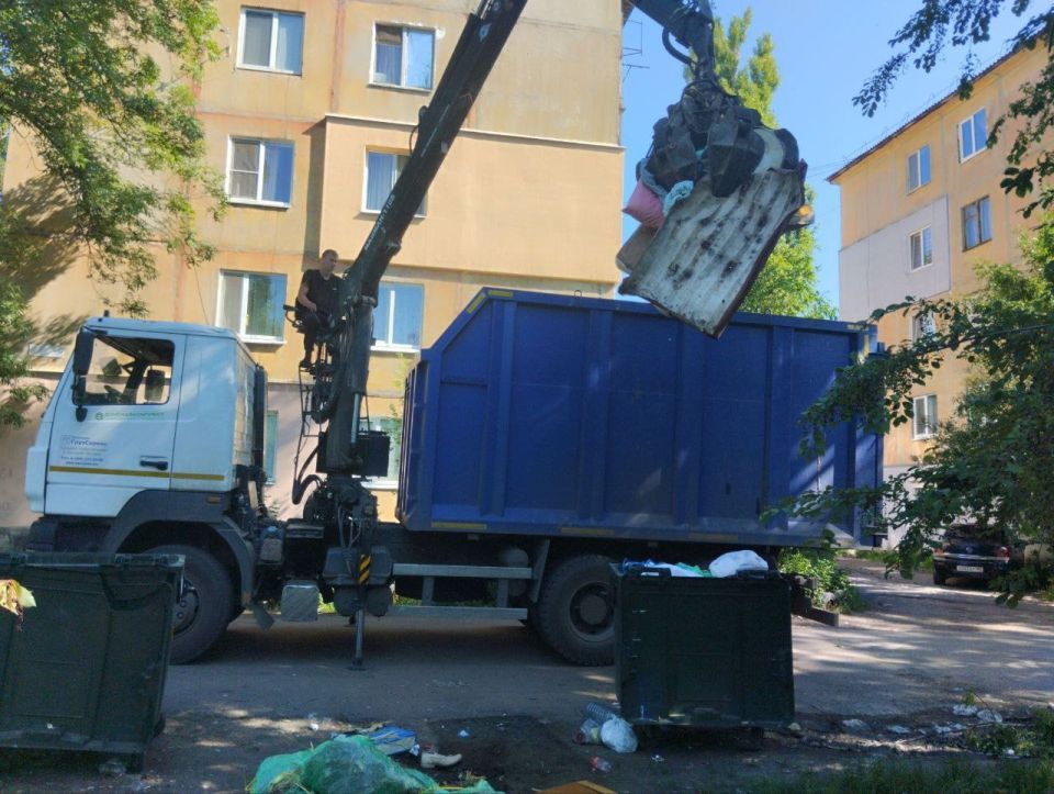 Сегодня, 4 июля, с целью приведения территории в надлежащее санитарное состояние выполнены работы по вывозу крупногабаритных накоплений мусора на контейнерных площадках по адресам: ул. Ленина, д. 153, д. 155; кв-л Химик... Сегодня, 4 июля, с целью приведения территории в надлежащее санитарное состояние выполнены работы по вывозу крупногабаритных накоплений мусора на контейнерных площадках по адресам: ул. Ленина, д. 153, д. 155; кв-л Химик...