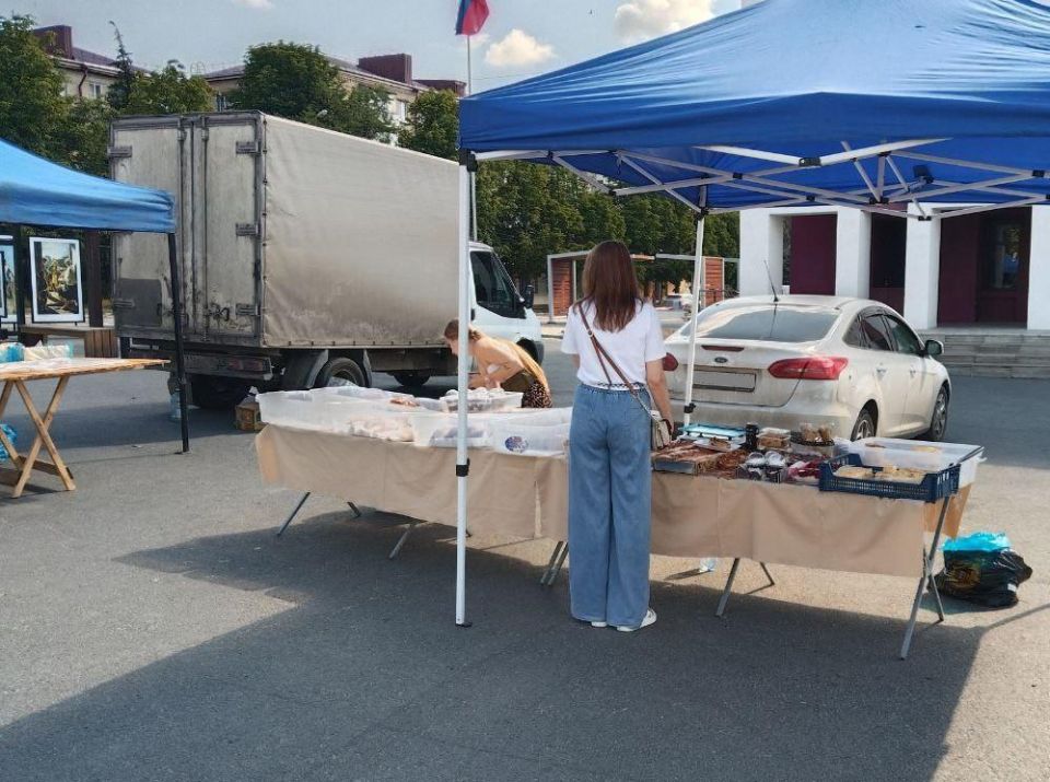 На центральной площади Снежного прошла ярмарка На центральной площади Снежного прошла ярмарка