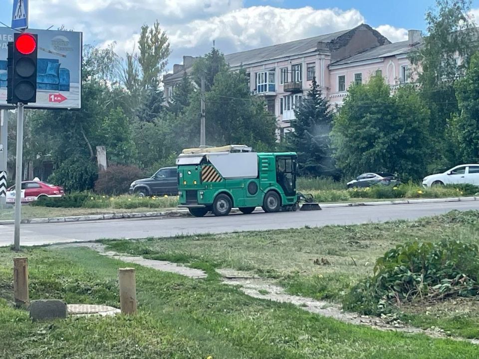 Сегодня, 4 июля, с целью приведения территории в надлежащее санитарное состояние силами МУП АГМ «Перспектива» посредством подметально-уборочной техники проведены работы уборки проезжей части автодороги по ул. Калиновской Сегодня, 4 июля, с целью приведения территории в надлежащее санитарное состояние силами МУП АГМ «Перспектива» посредством подметально-уборочной техники проведены работы уборки проезжей части автодороги по ул. Калиновской