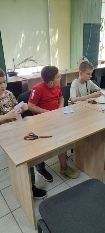 Отдел опеки и попечительства Администрации Мангушского муниципального округа совместно с увлеченным оригамистом Егором Озулу провели необычный мастер-класс для детей Отдел опеки и попечительства Администрации Мангушского муниципального округа совместно с увлеченным оригамистом Егором Озулу провели необычный мастер-класс для детей