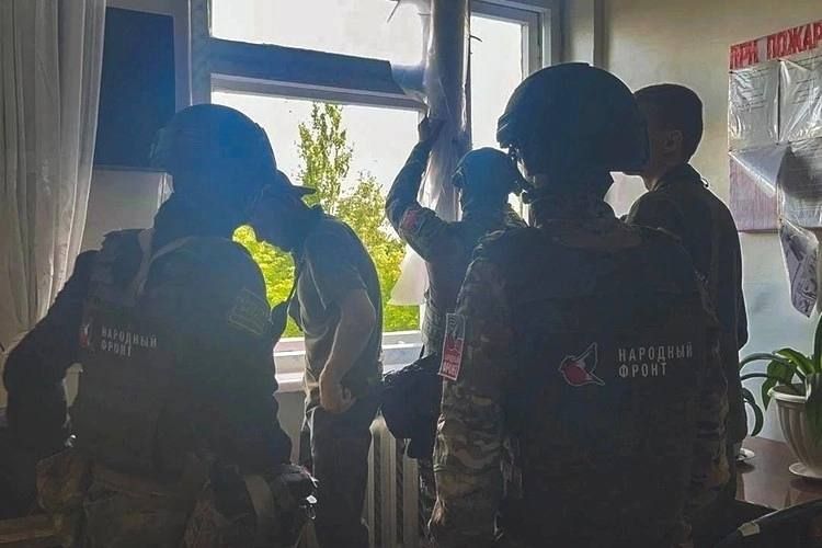 «Прозвучал мощный взрыв, затем еще один и еще»: Молодежка НФ помогает жителям Харцызска, чьи дома пострадали от атаки ВСУ «Прозвучал мощный взрыв, затем еще один и еще»: Молодежка НФ помогает жителям Харцызска, чьи дома пострадали от атаки ВСУ