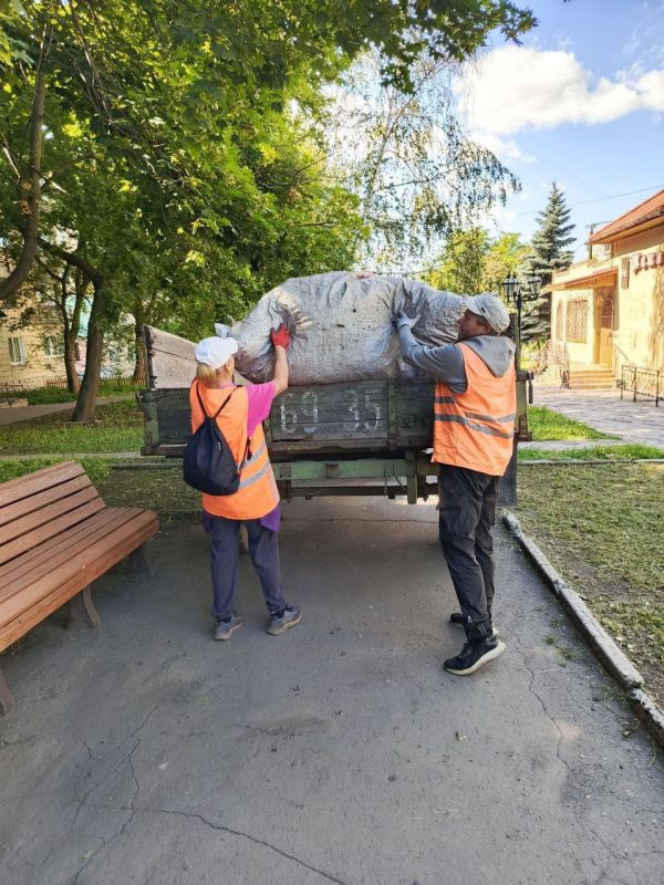 Коммунальщики Снежного продолжают благоустраивать территории общего пользования Коммунальщики Снежного продолжают благоустраивать территории общего пользования