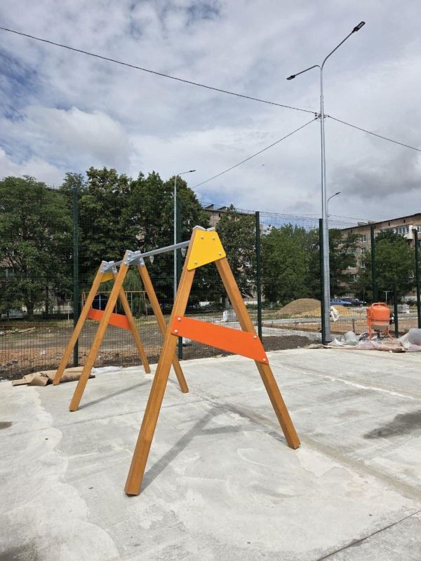 Представитель Магаданской области проинспектировал строительство футбольного поля в Ждановке Представитель Магаданской области проинспектировал строительство футбольного поля в Ждановке