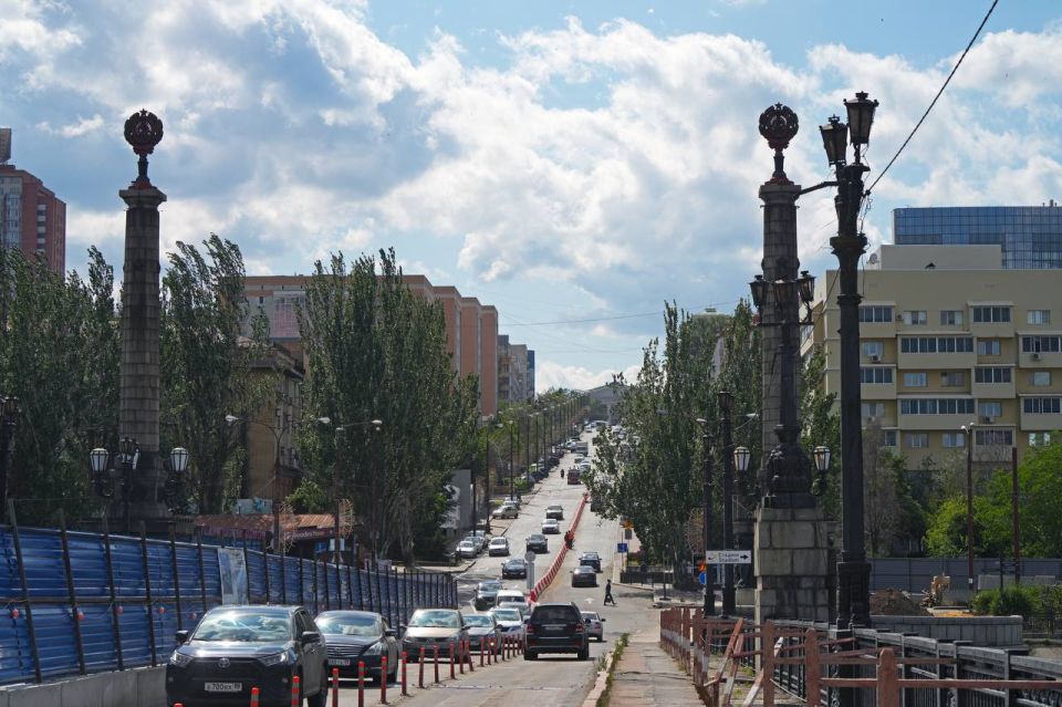 Триумфальные колонны и бронзовые барельефы: мост «Ильича» обретает новую жизнь Триумфальные колонны и бронзовые барельефы: мост «Ильича» обретает новую жизнь
