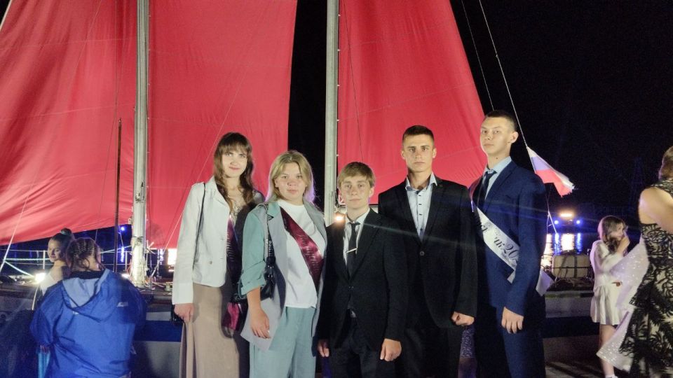 9 июня в г. Мариуполе прошёл выпускной "Алые паруса", который стал заслуженной наградой для самых достойных выпускников района 9 июня в г. Мариуполе прошёл выпускной "Алые паруса", который стал заслуженной наградой для самых достойных выпускников района