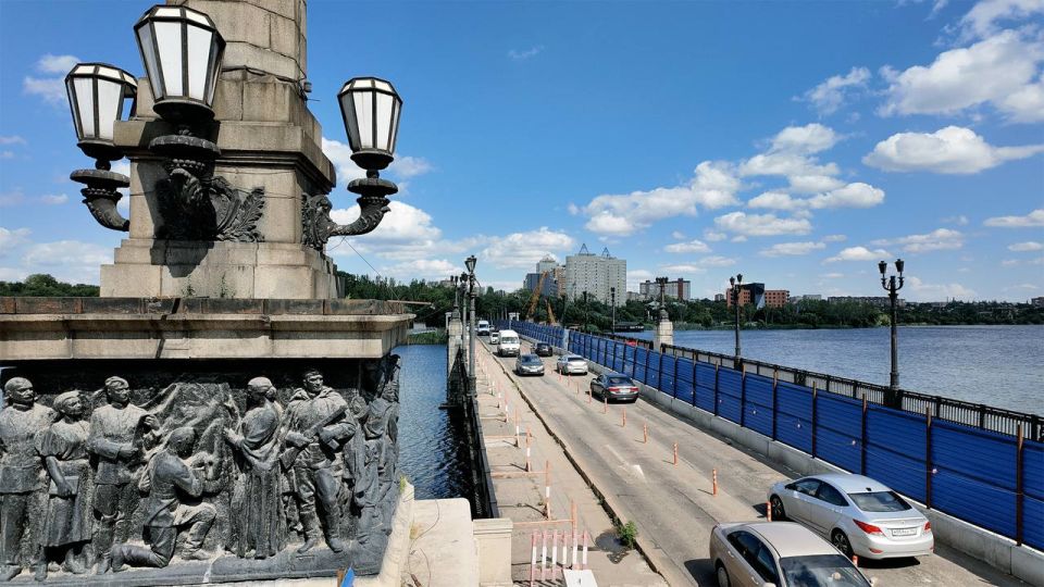 Триумфальные колонны и бронзовые барельефы: мост «Ильича» обретает новую жизнь Триумфальные колонны и бронзовые барельефы: мост «Ильича» обретает новую жизнь