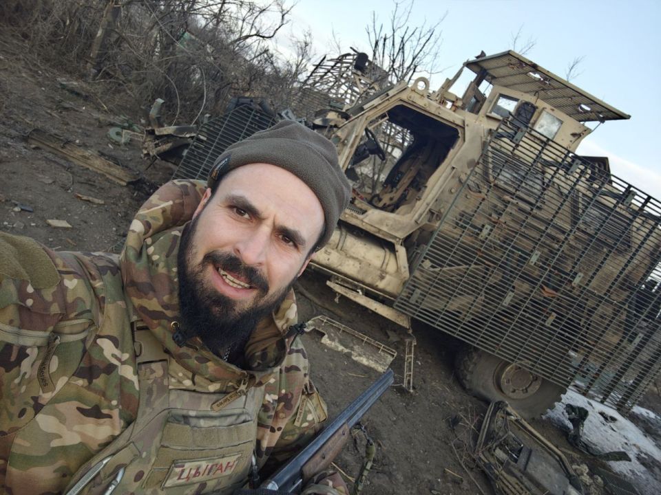 ЦЫГАНСКАЯ БАЛЛАДА. Игорь Рзянин с позывным «Цыган» — уже легенда «Сомали» Мне кажется, что я знаю Цыгана уже очень давно ЦЫГАНСКАЯ БАЛЛАДА. Игорь Рзянин с позывным «Цыган» — уже легенда «Сомали» Мне кажется, что я знаю Цыгана уже очень давно