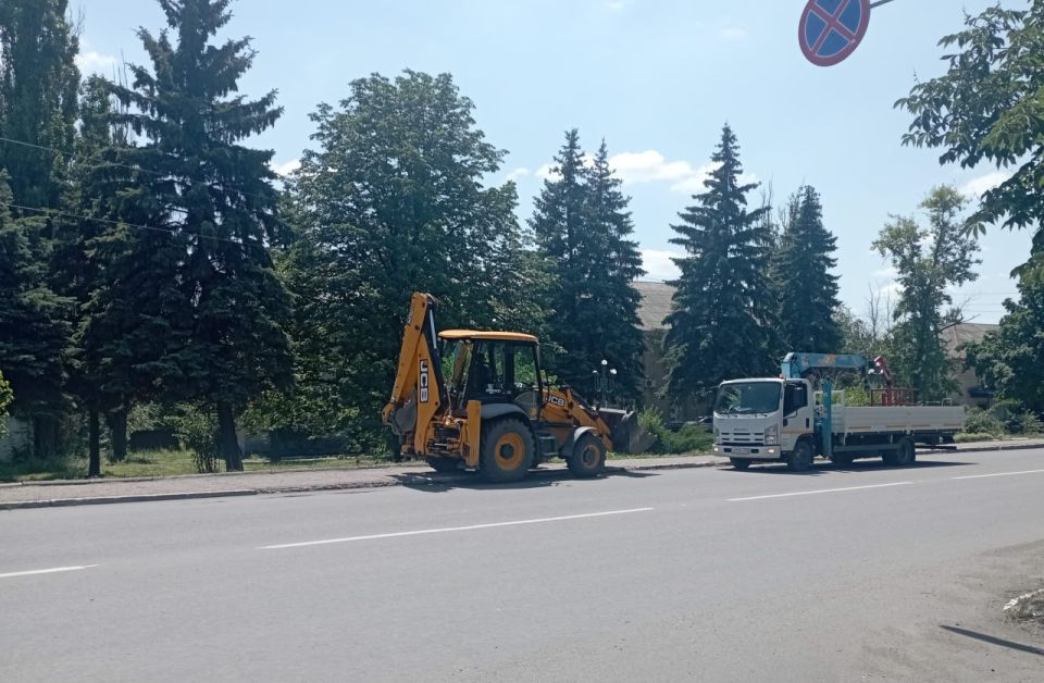 В Снежном продолжаются работы по модернизации уличного освещения В Снежном продолжаются работы по модернизации уличного освещения