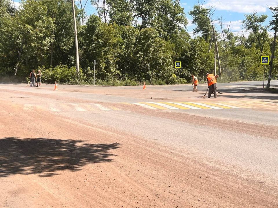 МУП администрации города Тореза "Благоустройство" продолжает выполнять работы по покосу сорных и карантинных трав, а также благоустройство территории городского округа Торез МУП администрации города Тореза "Благоустройство" продолжает выполнять работы по покосу сорных и карантинных трав, а также благоустройство территории городского округа Торез