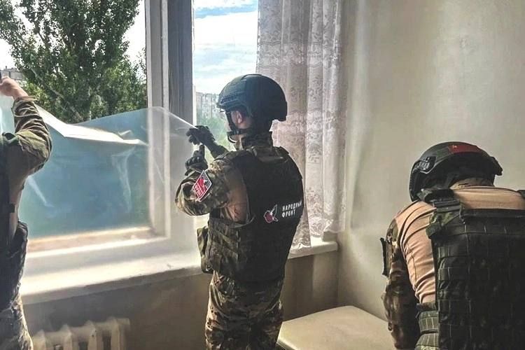 «Прозвучал мощный взрыв, затем еще один и еще»: Молодежка НФ помогает жителям Харцызска, чьи дома пострадали от атаки ВСУ «Прозвучал мощный взрыв, затем еще один и еще»: Молодежка НФ помогает жителям Харцызска, чьи дома пострадали от атаки ВСУ