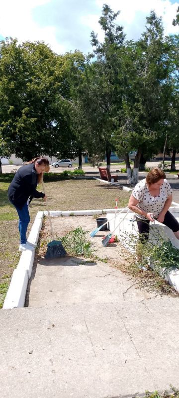 Сергей Желновач: В рамках акции "Экологический субботник", сегодня 04.07.2025г., в пгт.Луганское работники Луганского территориального сектора и "Вода Донбасса" выполнили работы по облагораживанию своих прилегающих... Сергей Желновач: В рамках акции "Экологический субботник", сегодня 04.07.2025г., в пгт.Луганское работники Луганского территориального сектора и "Вода Донбасса" выполнили работы по облагораживанию своих прилегающих...