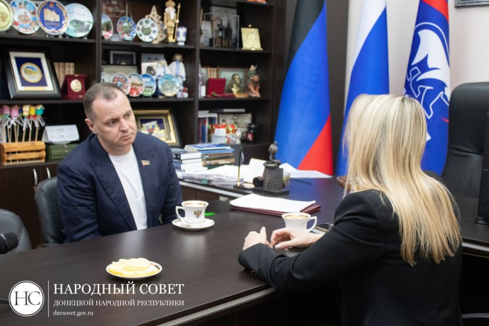 Сергей Прокопенко обсудил с Яной Лантратовой поддержку молодежи Донецкой Народной Республики Сергей Прокопенко обсудил с Яной Лантратовой поддержку молодежи Донецкой Народной Республики