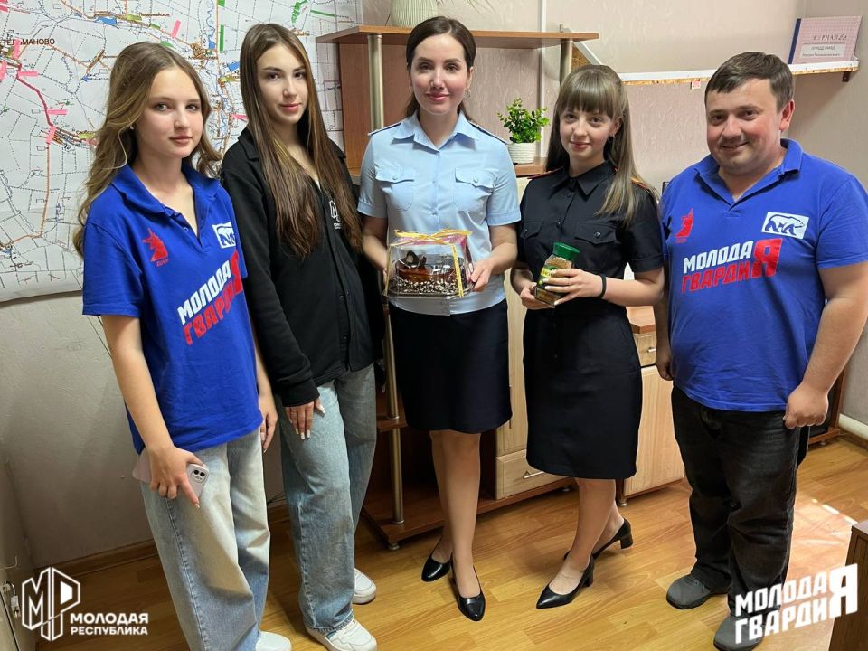 Чествуем стражей порядка. Активисты Тельмановского штаба МР и МГЕР ДНР поздравили инспекторов Госавтоинспекции с их профессиональным праздником! Ребята подготовили небольшие поздравления, выразив благодарность за их нелёгкий... Чествуем стражей порядка. Активисты Тельмановского штаба МР и МГЕР ДНР поздравили инспекторов Госавтоинспекции с их профессиональным праздником! Ребята подготовили небольшие поздравления, выразив благодарность за их нелёгкий...