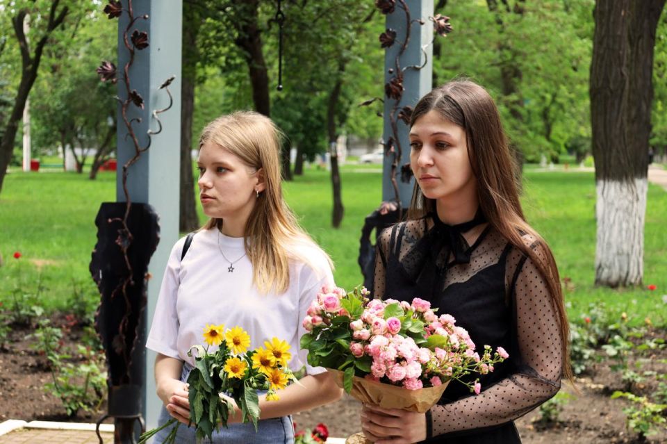 Священная память, которую мы несем в сердце: дань уважения жертвам войны на Донбассе Священная память, которую мы несем в сердце: дань уважения жертвам войны на Донбассе