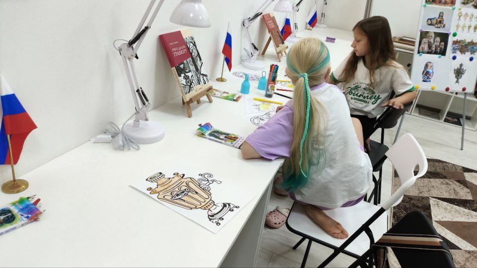 5 июля в Центре Детского Творчества "PROДетство" при Музее истории села Старченково царила атмосфера русской старины! Ребята погрузились в увлекательный мир самовара и матрёшки 5 июля в Центре Детского Творчества "PROДетство" при Музее истории села Старченково царила атмосфера русской старины! Ребята погрузились в увлекательный мир самовара и матрёшки